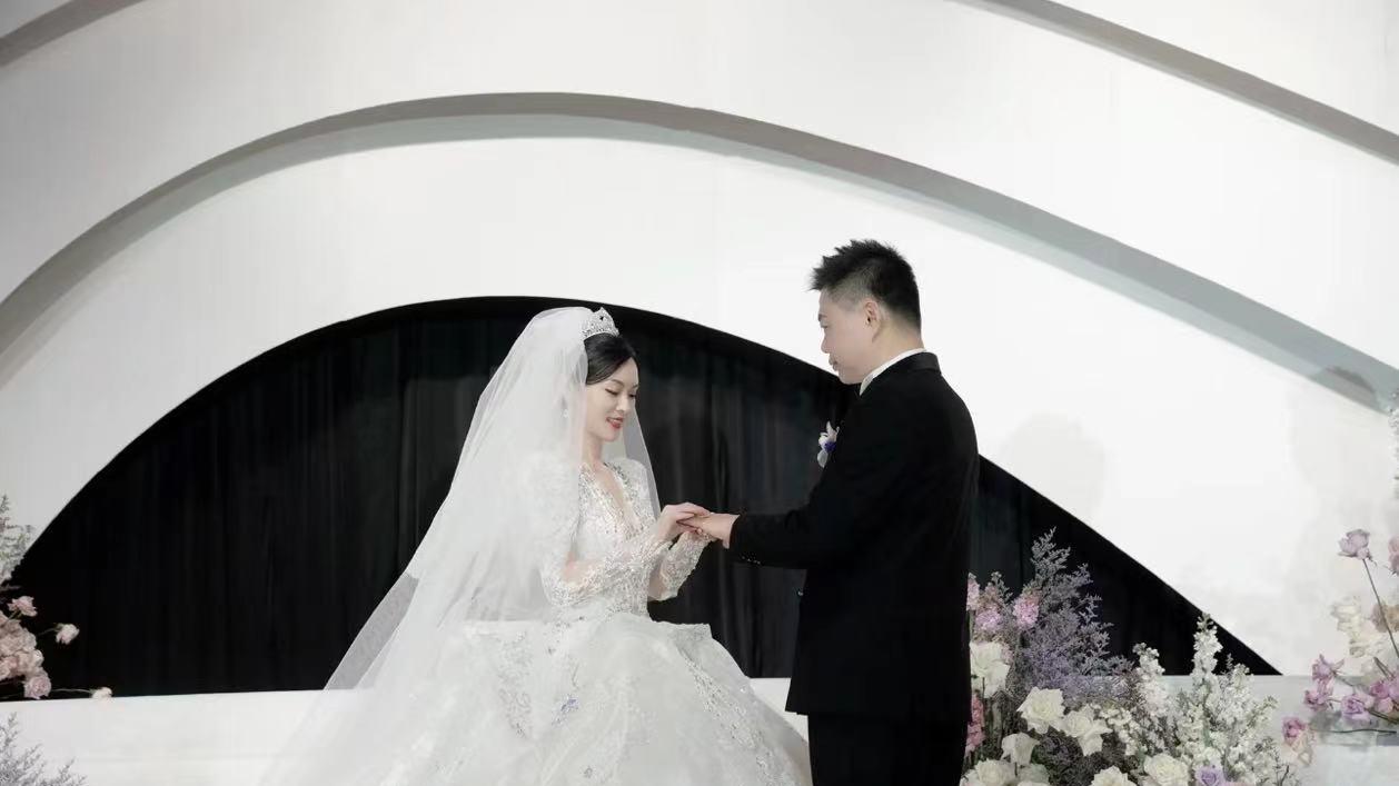 主持人|40岁美女主持人官宣喜讯，与男友结婚满脸娇羞，穿中式婚服似少女