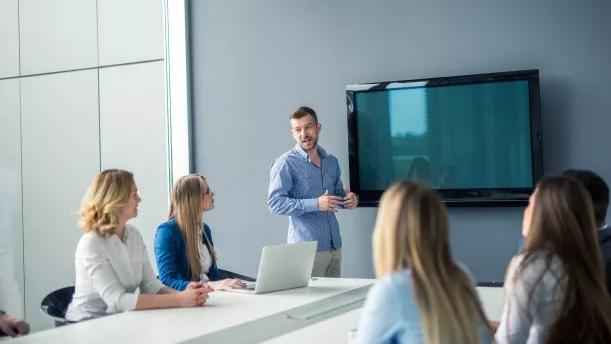 |职场上，性格内向和业务能力强的人，总能获得领导赏识