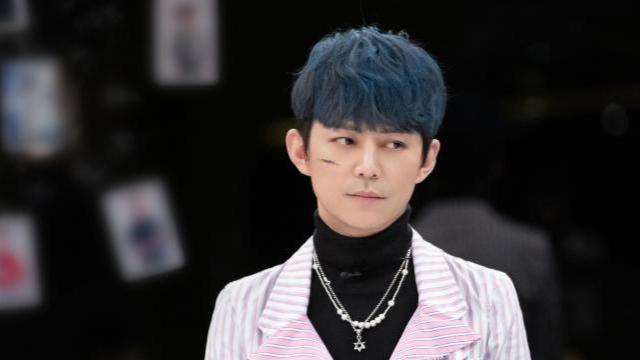 |何炅年轻颜值不输小鲜肉！昔日旧照再被翻出，网友：何美男名不虚传