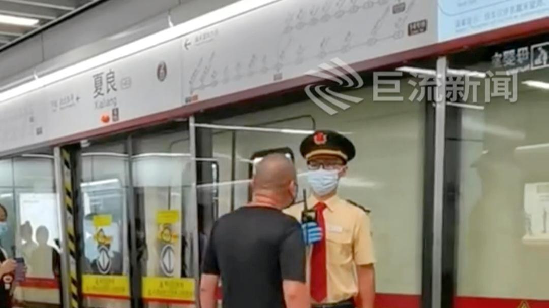 广州：男子与站务员发生冲突，数次上前恶语中伤，网友：应当处罚