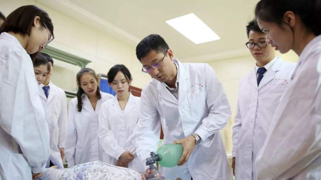 医学生|医学生就业更占便宜，部分地区下发通知，这些岗位待遇或将会提高