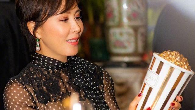 刘嘉玲|刘晓庆同框刘嘉玲，一个戴翡翠一个戴珍珠，才发现戴首饰也有讲究