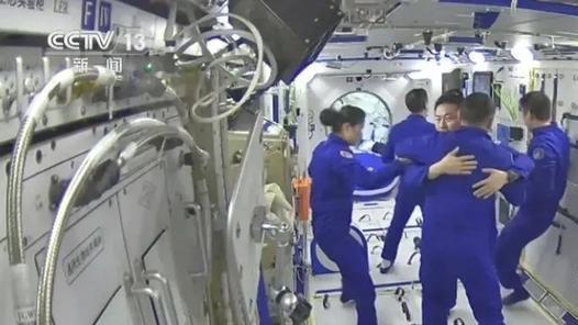 6名中国航天员紧紧相拥，这一刻，中国人的目光投向月球、火星……