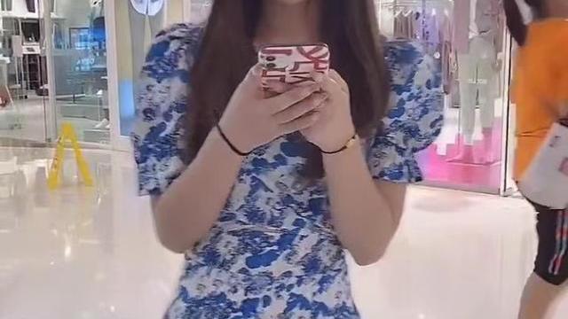 女子低头看手机，没注意石凳上的人，坐到男子腿上被质问：你是谁