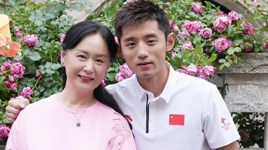 桐谷美玲|34岁张继科为亲妈庆生！母子五官好像复制黏贴，多次催婚求儿媳