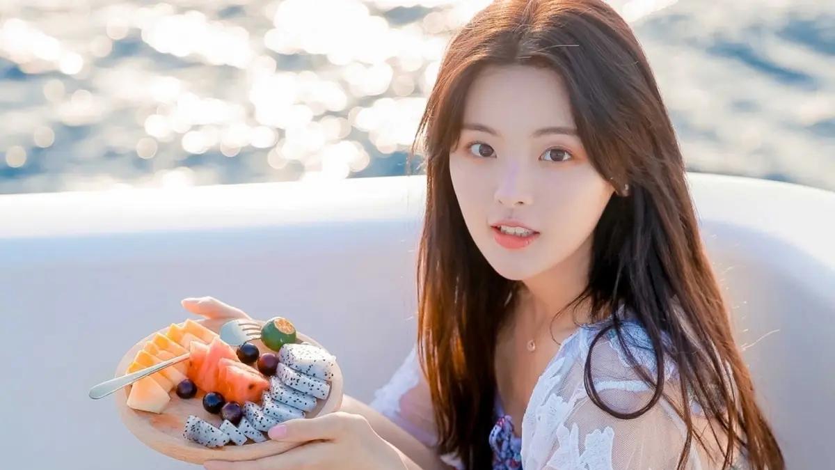 杨超越|杨超越发文回应直播言论 网友的嘴就像一把把利刃