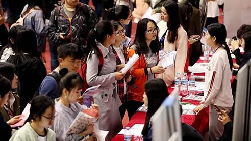 求职|今年应届毕业生有多难就业？211应届生经历求职碰壁后，被卷到无奈