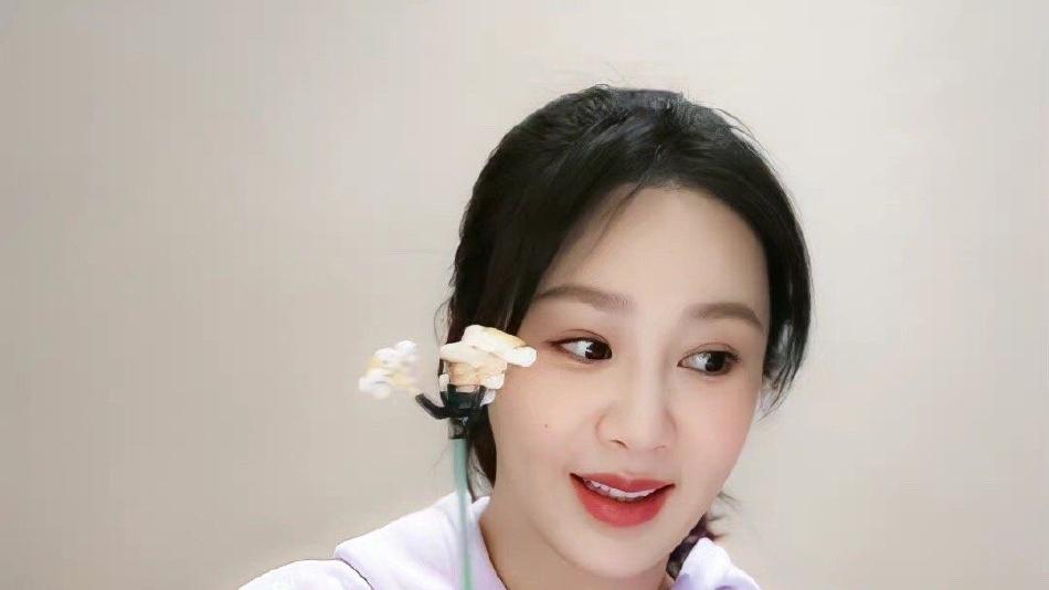 杨紫 杨紫直播造型娇俏可爱，香芋紫卫衣搭配马尾发，青春显活力！