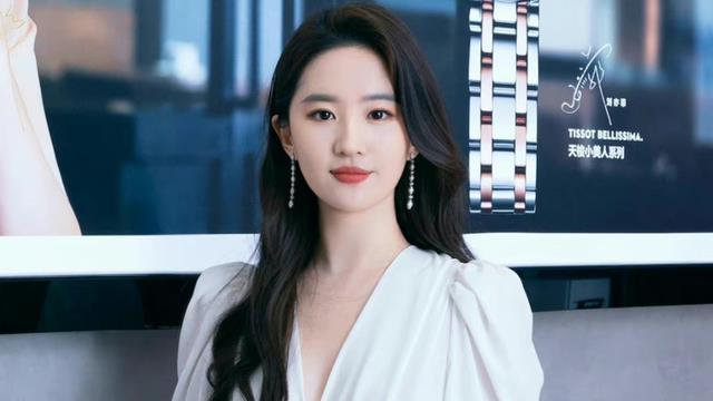 张靓颖|刘亦菲晒照给张靓颖庆生！张靓颖满脸的巧克力奶油，滑稽又可爱