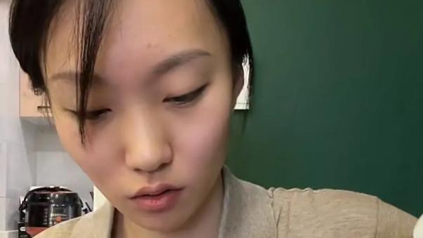 邵雨轩|邵雨轩自立门户后首播，干起了老本行，一本正经的样子让人看不惯