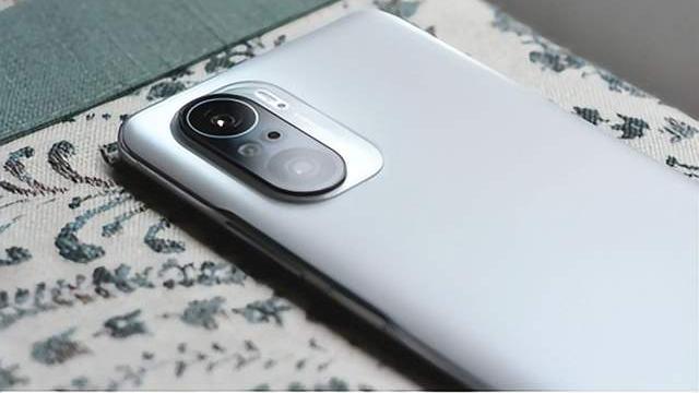 电池|天玑8100+67W快充，带有5500毫安电池，售价仅有2399