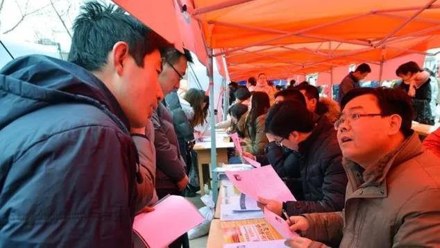 招聘|985院校女硕士坦言：根本都找不到工作，连面试机会都要乞求