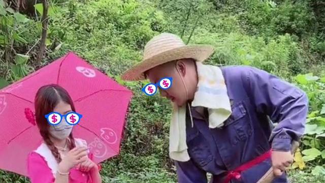 35岁男子工地干活娶流浪女，怕媳妇走丢，将其用绳子系好带在身边