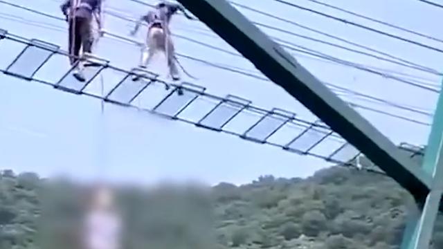 天津一景区游客玩高空项目悬挂空中，救援时不慎坠亡，官方通报