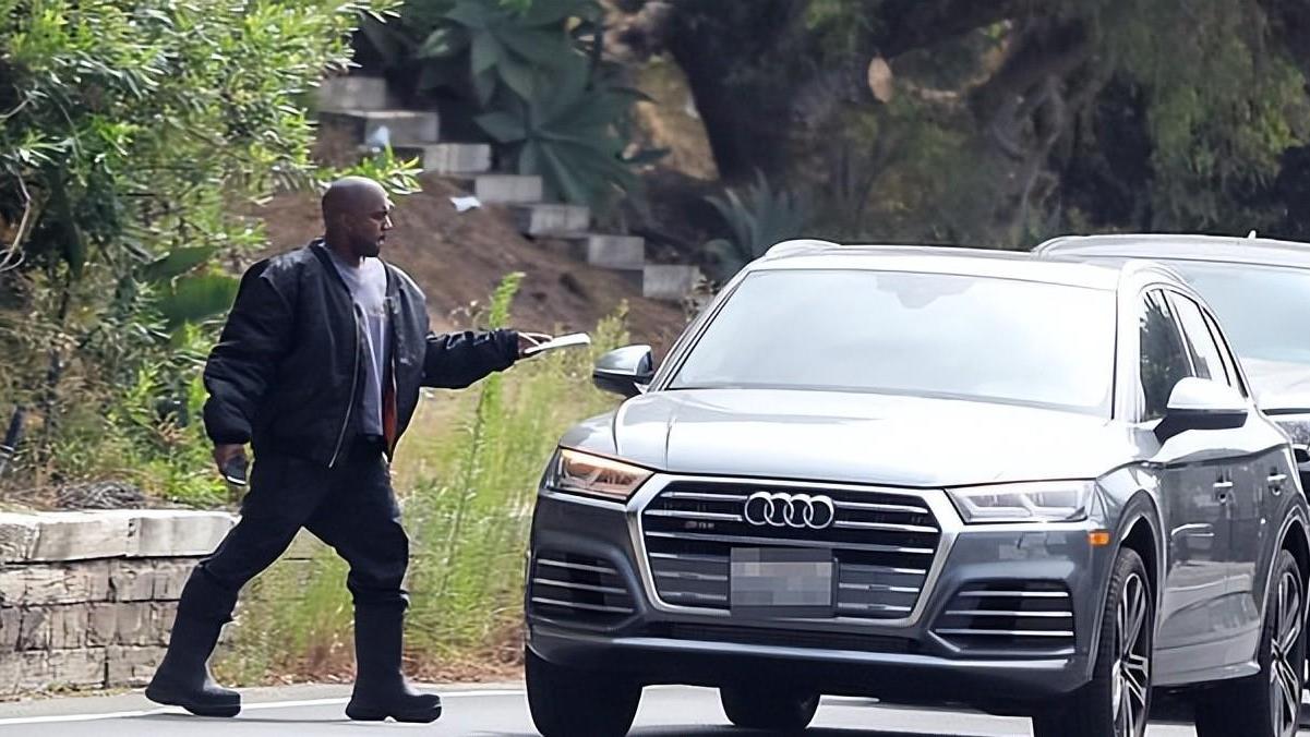 侃爷|侃爷独坐路边等Uber 画面曝光，被网友笑说金钱是买不到快乐的