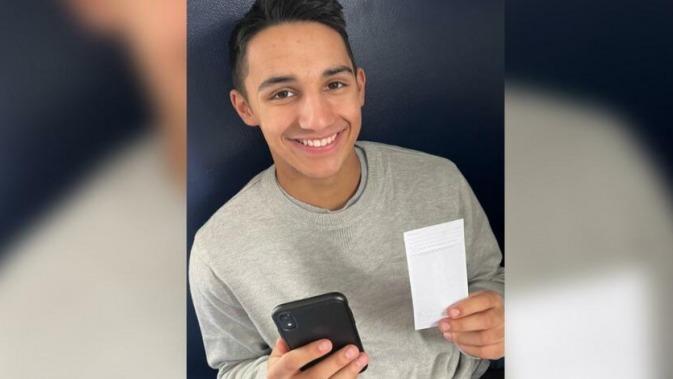 |国外少年因六年没用社交软件而从母亲那里获得1800美元奖励