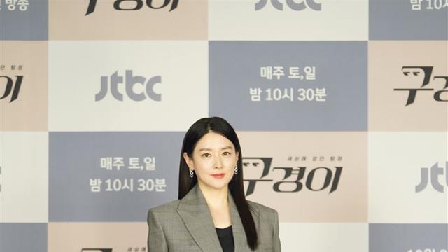 李英爱|51岁氧气女神李英爱与大20岁富商老公罕见同框，女神风采依旧