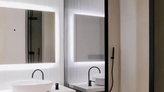 小卫生间不走寻常路，做隔断一物两用，比10㎡还大！