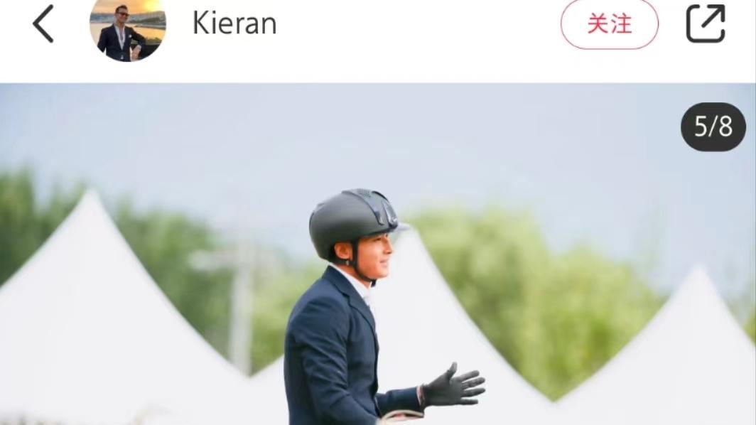 朱珠|朱珠穿黑色紧身衣陪老公练马术，1岁王珠宝呆萌可爱