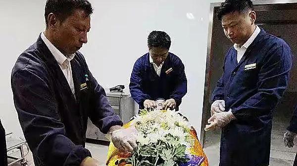 穿衣搭配|网传殡仪馆上班月薪三万，多方证实后发现属于虚假，网友：梦灭了