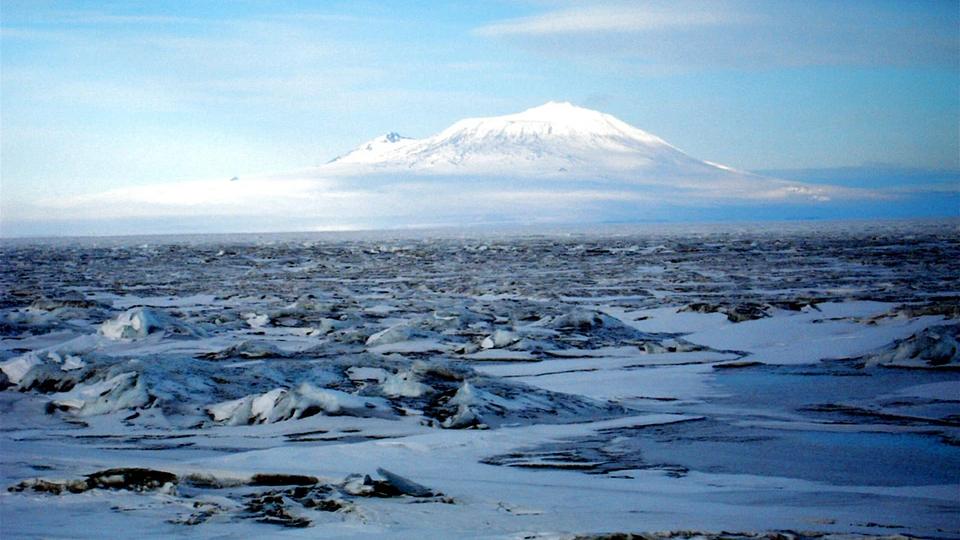 南极冰层下新发现很多火山