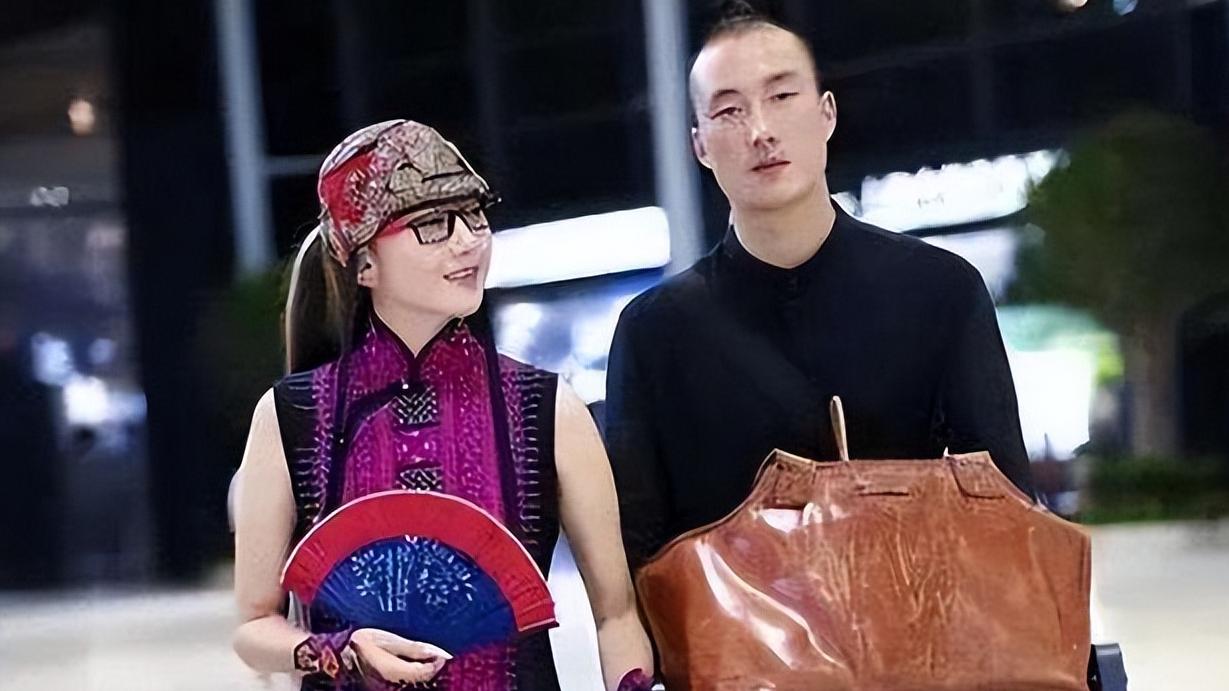 杨丽萍|为事业30年不吃米饭，杨丽萍让男助理照顾自己，无奈与刘淳晴离婚