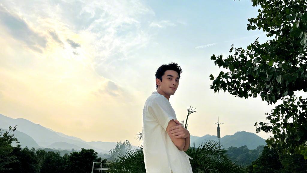 吴磊|吴磊的十月第一条plog，一身白色休闲套装，神情惬意状态满分