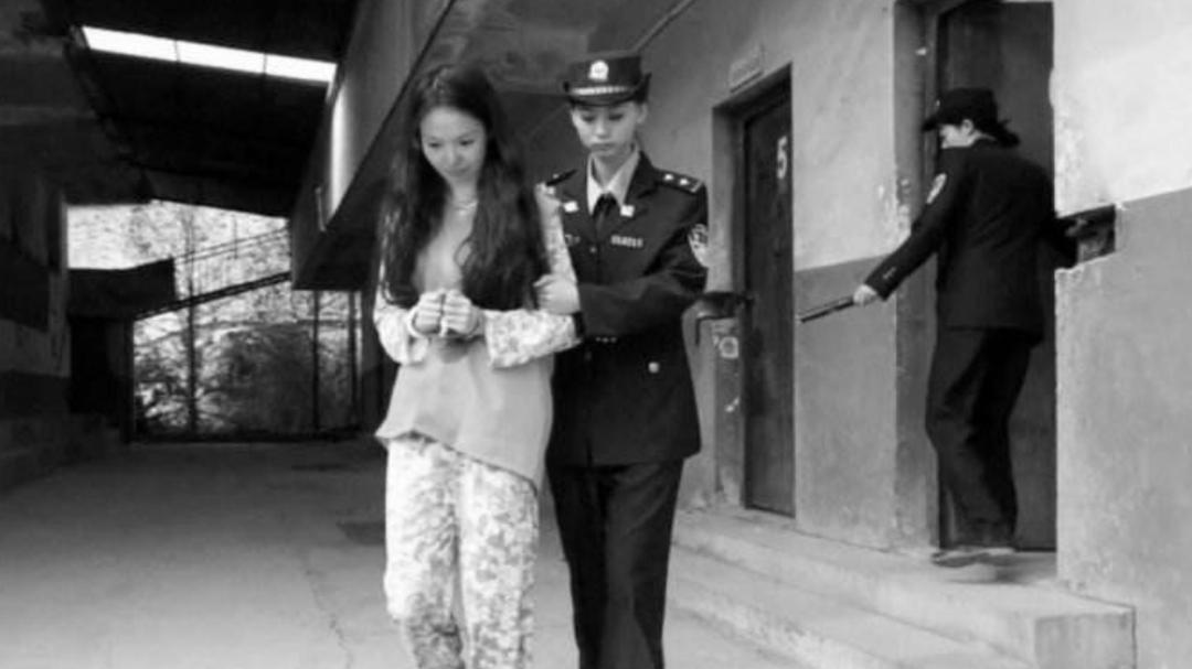 十年前他夺去她的清白，十年后她夺去他的生命！2005年湖南情杀案