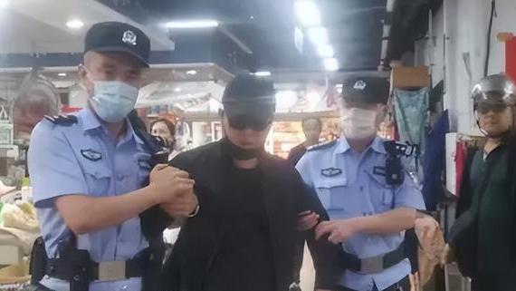 洛阳超市老板强行搜身，老大娘坐地大哭回顾，老板：你偷多少次了