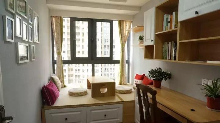 小户型书房做个榻榻米床搭配书桌和书架，紧凑又实用