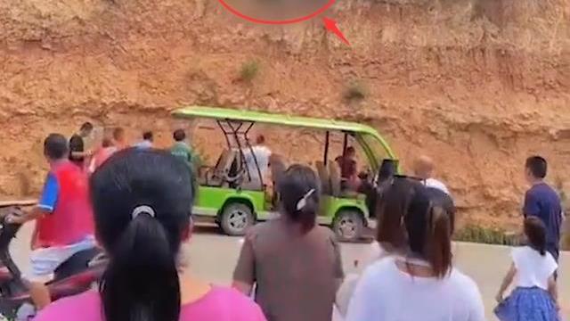 山西一女游客景区游玩时坠亡，孩子撕心裂肺哭喊妈妈，官方回应了