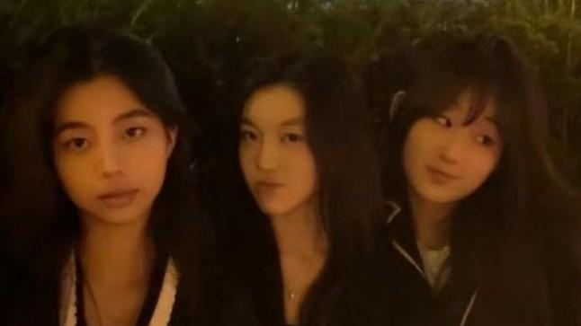 李嫣|李嫣与闺蜜打卡凯旋门，穿露肚脐装秀小蛮腰，气质独特宛如超模