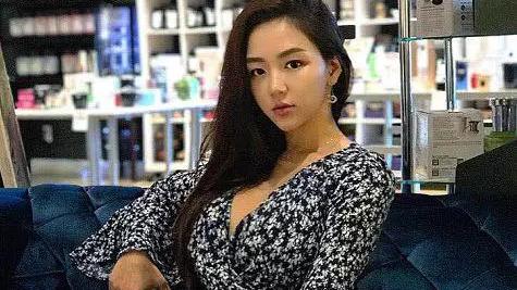 |她被称为“夜店女王”，一双“大象腿”被叫性感，网友：理解不了