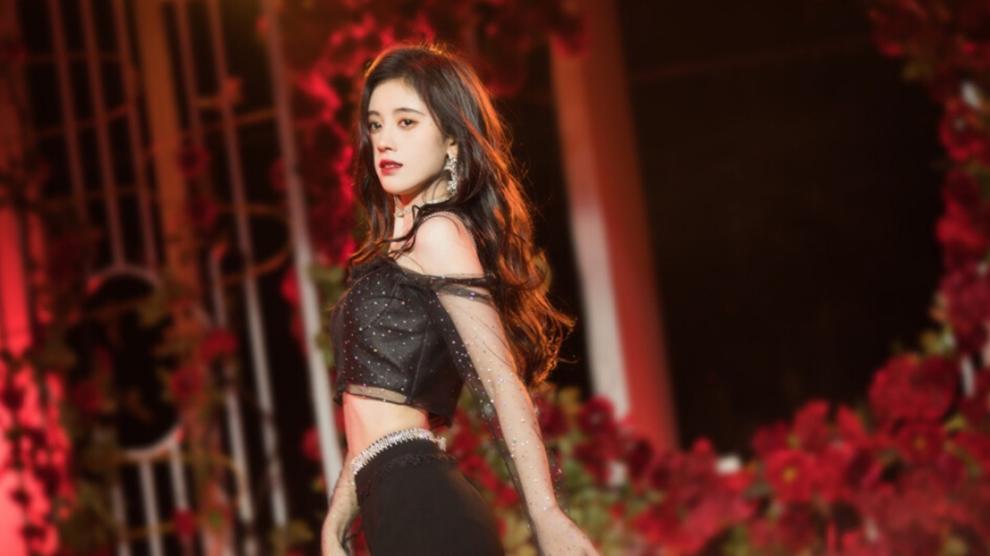 鞠婧祎|从路人黑到路人粉，网友：全靠同行衬托