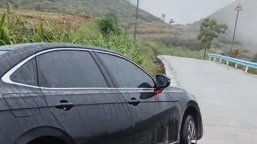 贵州，一实习女司机驾车回娘家路边侧翻！原因分析：路面太窄且弯