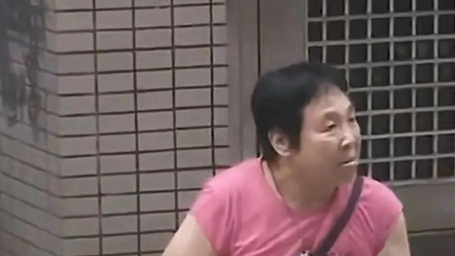 65岁大妈，抛夫弃子25年，离开家时，丈夫患癌，四个子女年幼，她却卷走了家中所有积蓄