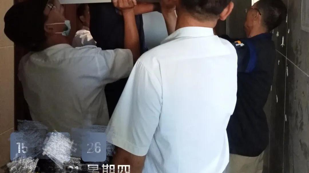 物业不给楼道放鞋柜，都给挪回业主屋里了