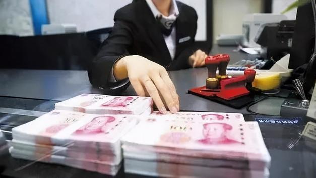 浙江舟山，老人去银行取5万元钱，不料银行柜员工作失误，反给存了5万元