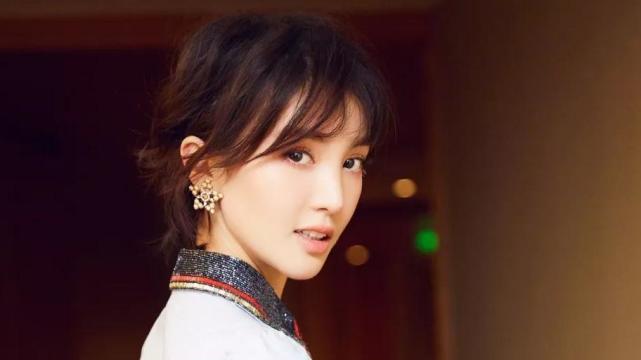 金晨|她被称为内地萧亚轩，小奶狗和一线男友换着谈，两位绯闻男友已被封杀