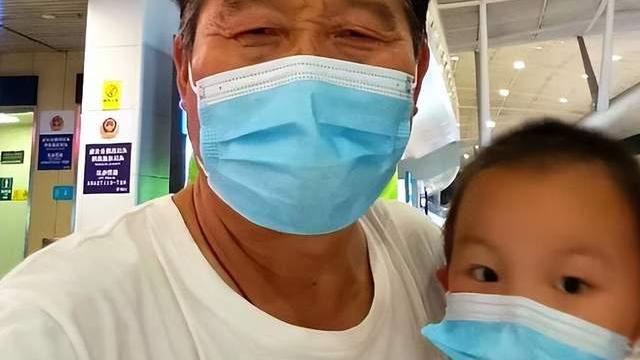 熊磊为儿子整理书包物品，脖子上纹身意外抢镜，遭网友嘲讽