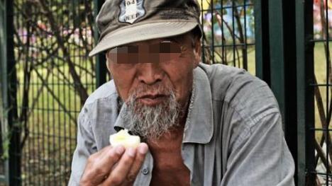大爷买了盒中秋月饼，打开后竟全都是粽，报警后救了一屋子人！