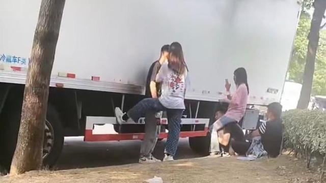 江苏众年轻人外出游玩，女子骑男子头上，网友：看姿势就知道不简单