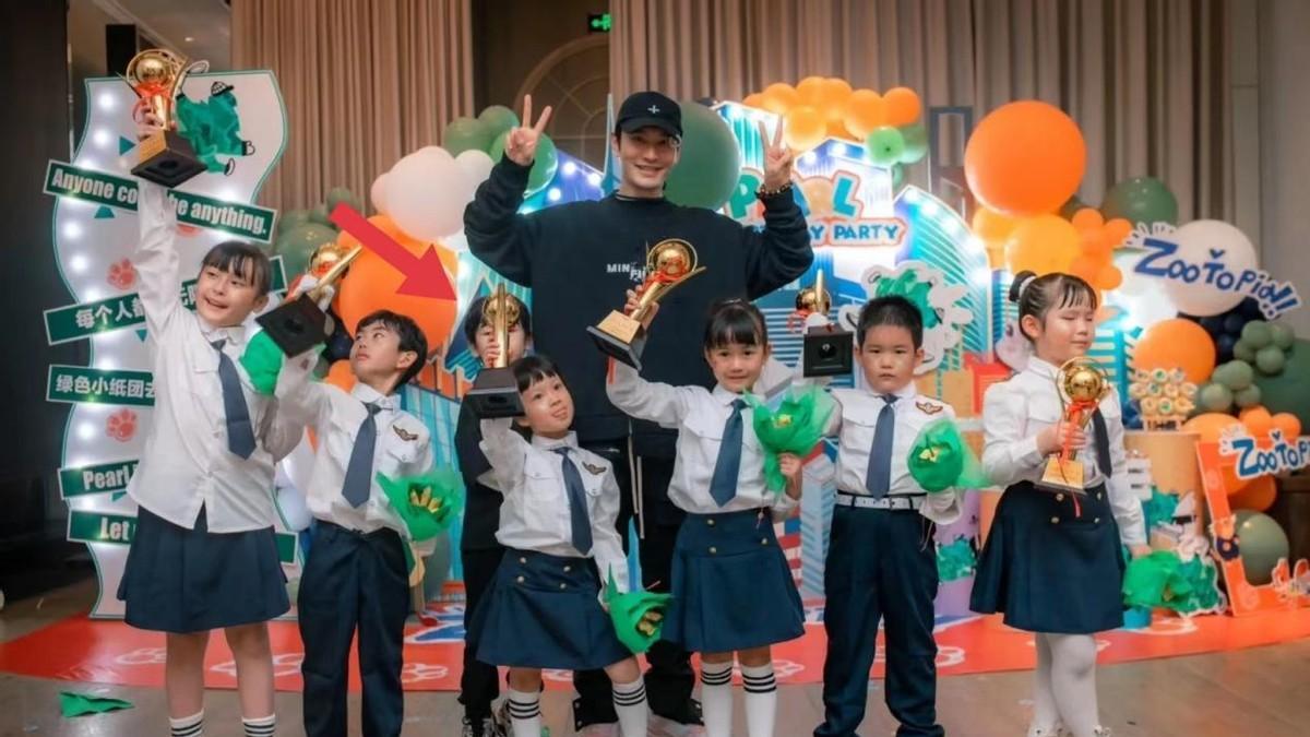 任嘉伦|黄晓明带娃做活动，李湘带女儿逛街，即使离婚但对孩子照顾到位