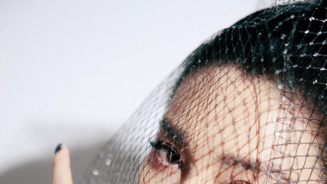 迪丽热巴|李冰冰身穿黑色缀钻古董礼裙大秀香肩！雪肤玉貌性感冷艳