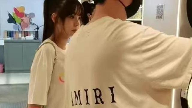 王思聪|花2W多给新欢女友买水果王思聪真舍得花钱，对慎婕也真是宠爱有加