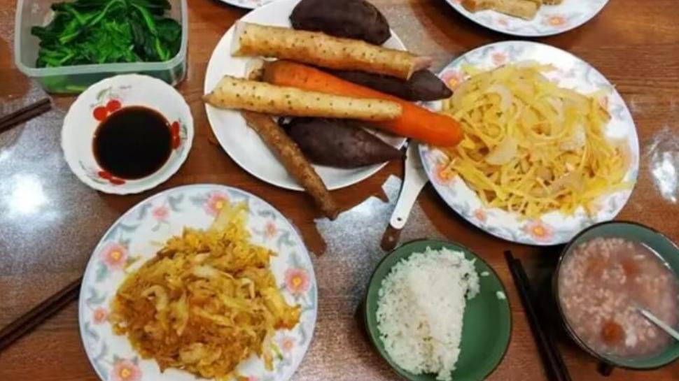 山东农村大姐晒日常餐走红，南方网友：大开眼界，我是吃不下