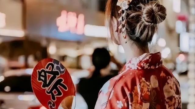 容不下一身“和服”？女子街头拍和服照被带走，胡锡进发声引争议