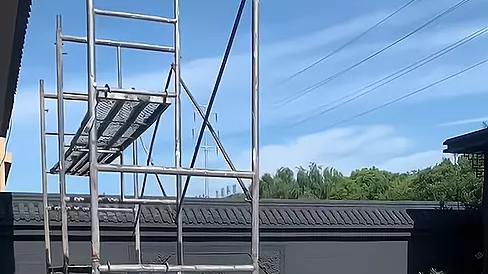 江苏一对男女给别人装修新房，在屋内地上撒狗粮，网友：别付工钱