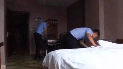 安徽，合肥。一男子在商场搭讪一名患有精神病的女子