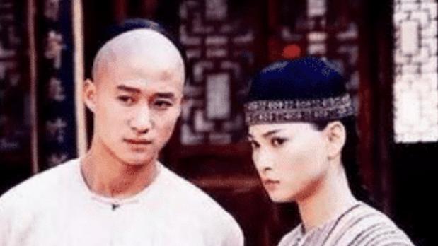 吴京|当初嫌吴京配不上她，转身嫁给富商做阔太，如今落魄到街边卖鱼